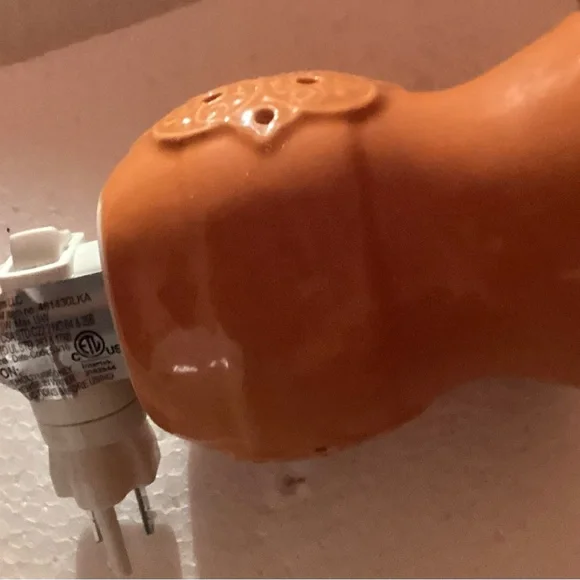 Joy Mangano Plug-In Wax Melt Warmer illuminates 360 plug Orange NWOT - Picture 2 of 7